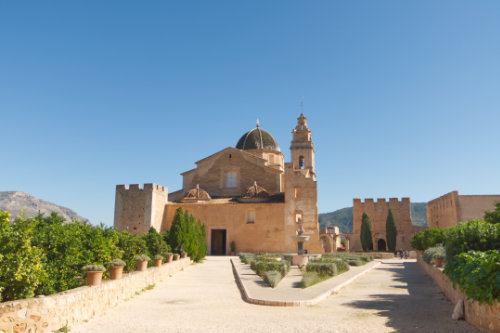 Explanada con la fuente de los tritones del monasterio de la Valldigna